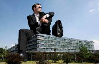 Man op gebouw die zakelijk wilt hosten